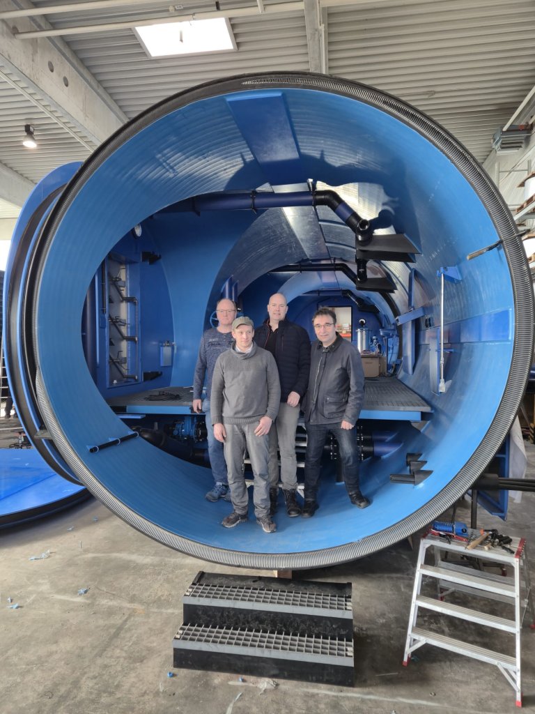 Bild: WBV-Vorstandschaft bei Behälter Abnahme